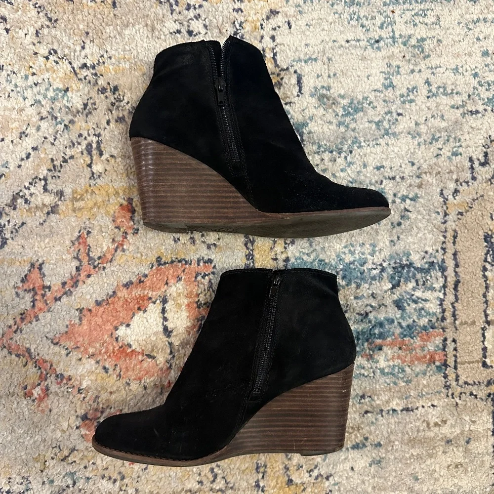 Womens Lucky Brand ankle wedge booties, Boho style  black suede size 9M.
